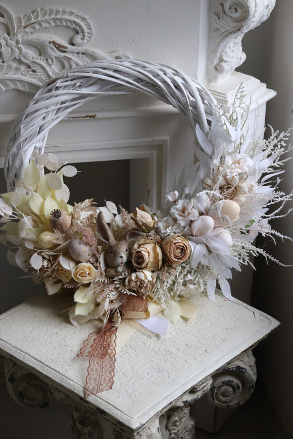 Zajączek Wielkanocny, asymetryczny jesienny wianek z dyniami