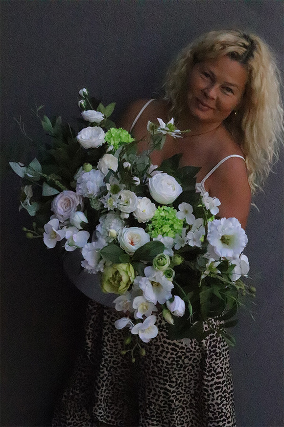 White Gerena, kompozycja nagrobna w srebrnej łódce	