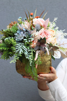 Vivaldi Round, kompozycja kwiatowa w złotej misie