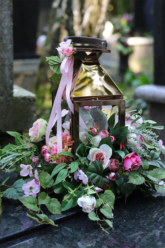 Angelo Garden Roses, kompozycja nagrobna z miedzianym lampionem