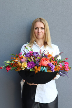 Jesienny Dom Krysi, jesienna kompozycja w łódce, wym.40x70cm