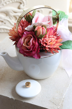 OD RĘKI Flower Tea, bukiet kwiatowy z imbrykiem, zestaw prezentowy, wym.22x23cm