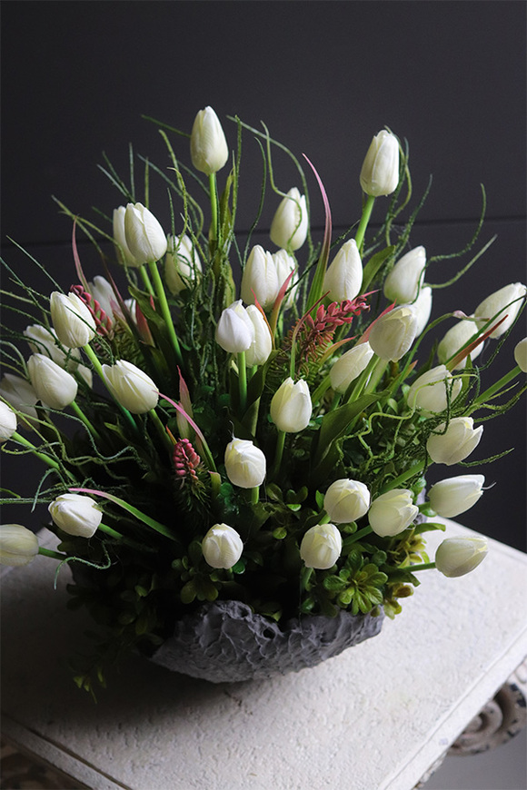 Tulippe Volcan Bianco, kompozycja nagrobna w misie