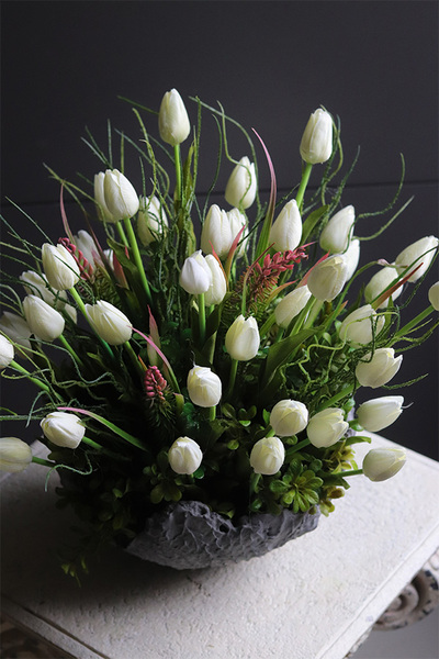 Tulippe Volcan Bianco, kompozycja nagrobna w misie