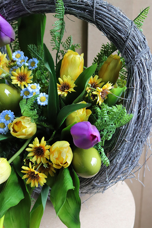 Yellowe Violet, kompozycja nagrobna z tulipanami