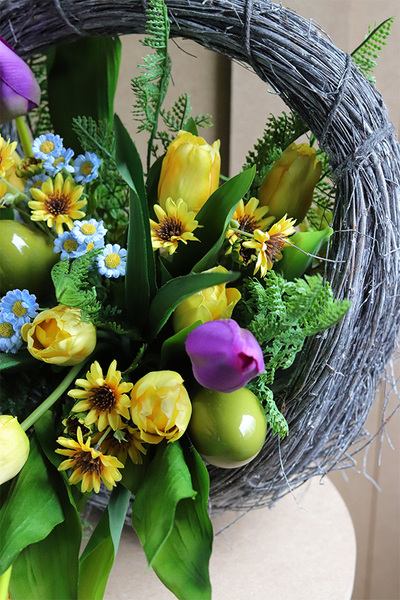 Yellowe Violet, kompozycja nagrobna z tulipanami