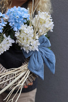 Niebieska Kokarda 2, wianek na drzwi z hortensjami