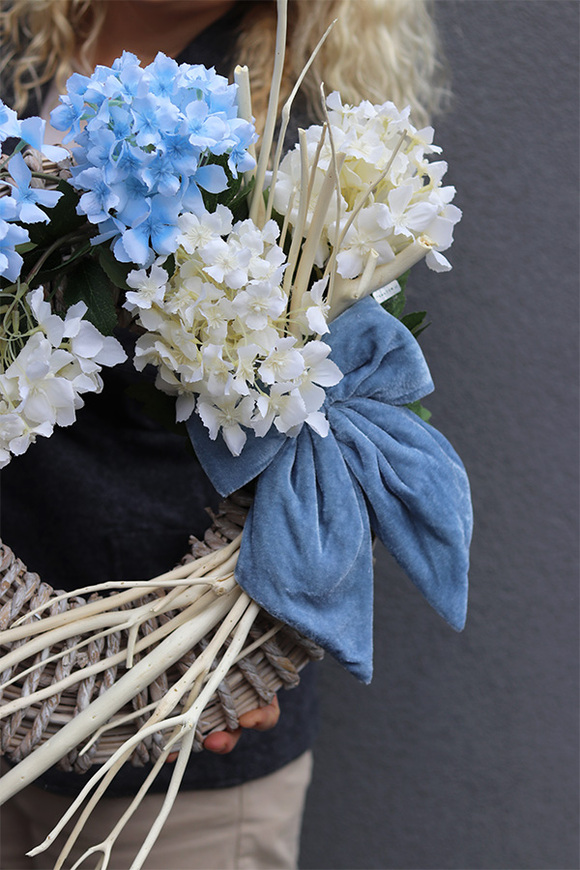 Niebieska Kokarda 2, wianek na drzwi z hortensjami