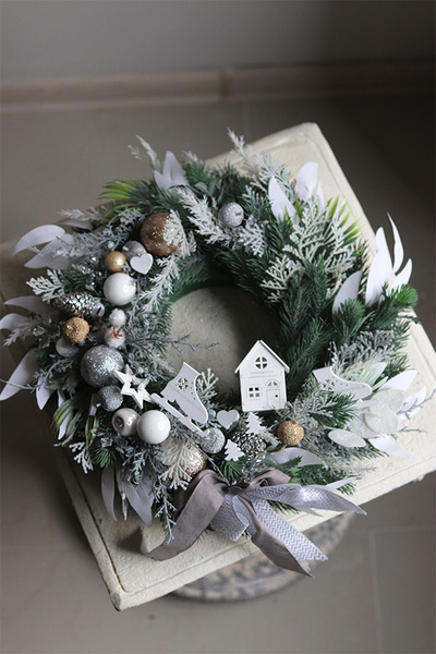 Domek Norweski, świąteczny wianek na drzwi