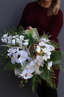 Telicja Dekoria, efektowna kompozycja kwiatowa na tacy