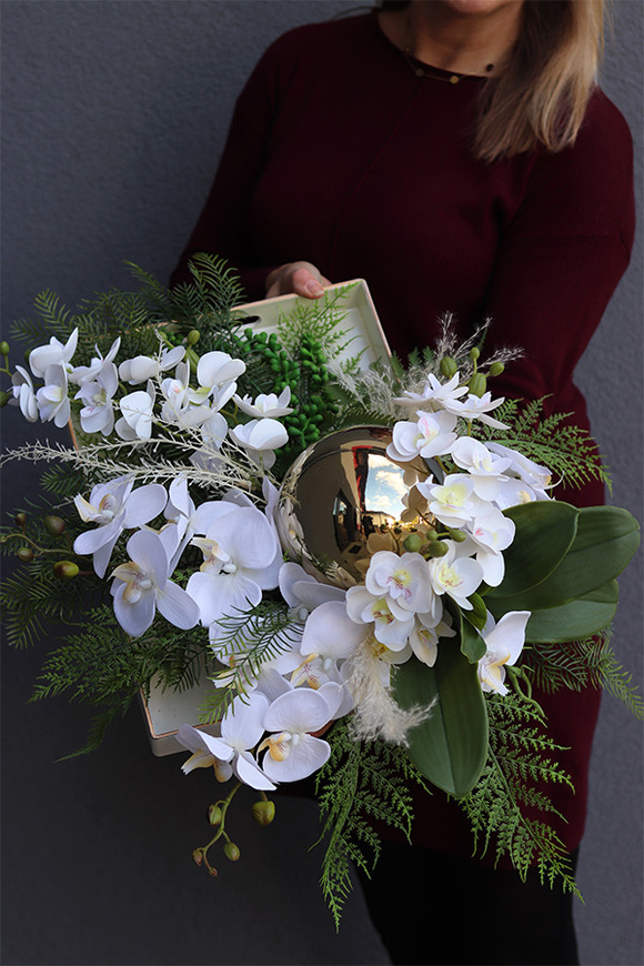 Telicja Dekoria, efektowna kompozycja kwiatowa na tacy