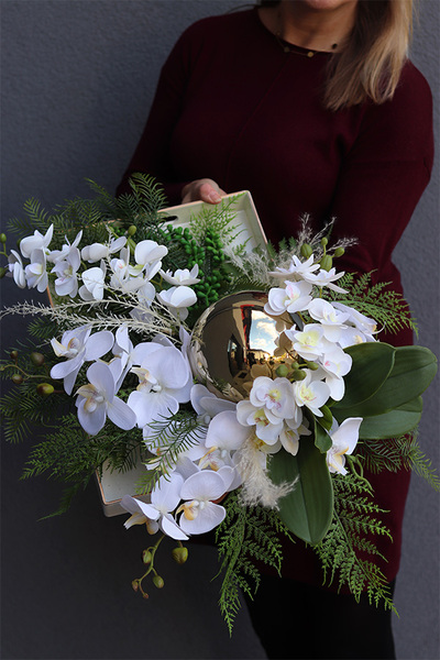 Telicja Dekoria, efektowna kompozycja kwiatowa na tacy