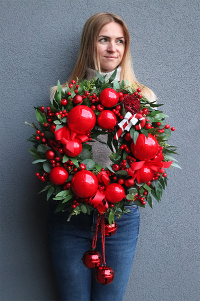 Deluxe Red, świąteczny wianek z dzwonkami