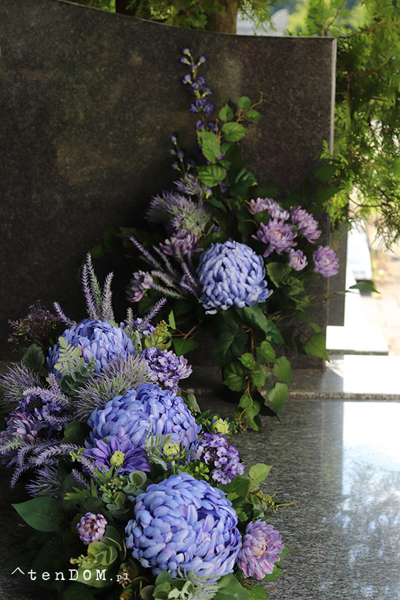  Dacja Blue, jesienny bukiet nagrobny we wkładzie