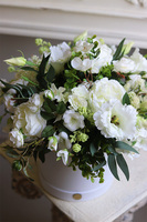 Biały Ogród, flowerbox z białymi kwiatami