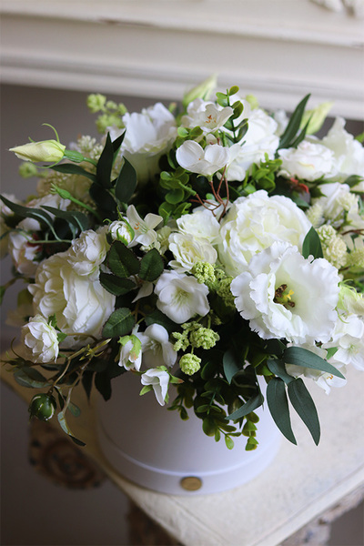 Biały Ogród, flowerbox z białymi kwiatami