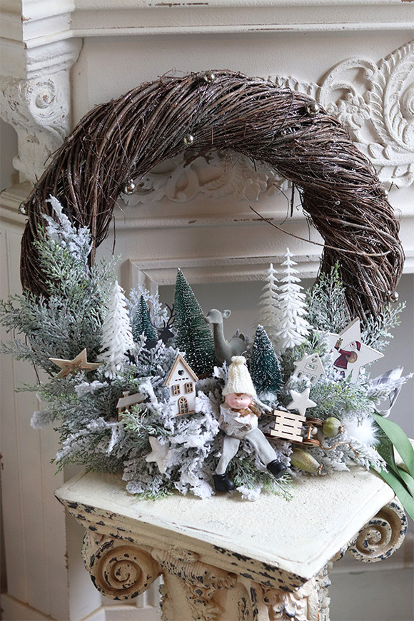 	Mroźna Kraina, gęsty zimowy wianek ze skrzatem