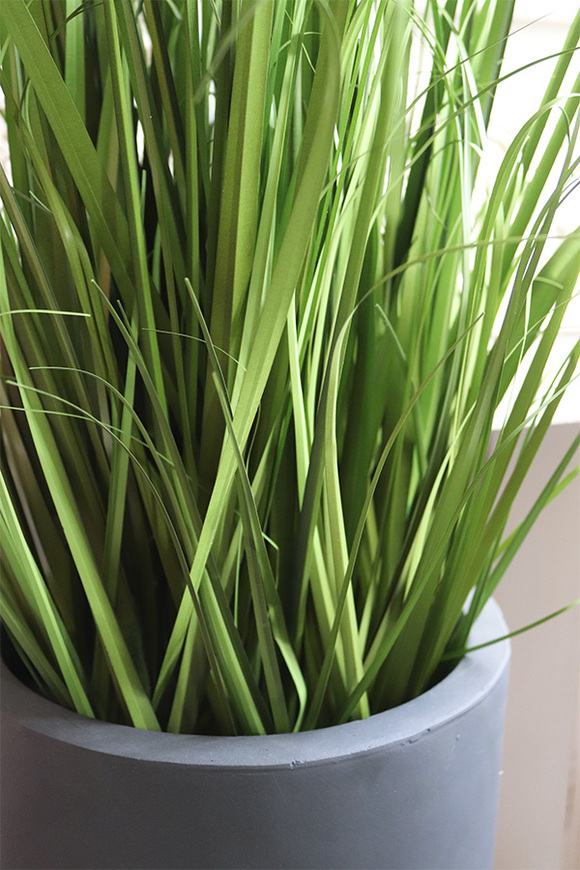 Concrete Antracyt Grande 2, sztuczna trawa w betonowej donicy