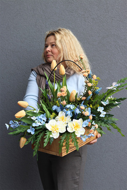 Sen o Wiośnie, dekoracja nagrobna z tulipanami, wym.54x65x47cm 