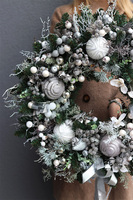 Silver Christmas Trend, bożonarodzeniowy wianek na drzwi	