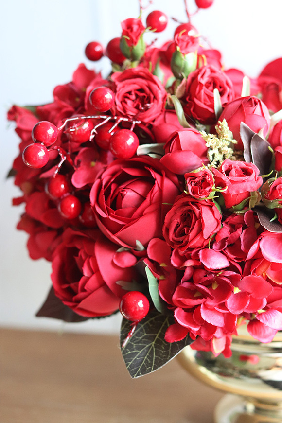 Czerwień to miłość, kompozycja w złotym pucharze, wym.34x35x26cm