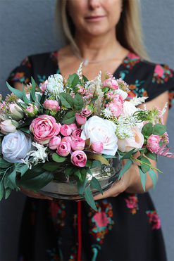 Yselia Small, kompozycja kwiatowa w metalowym naczyniu, wys.22x39cm