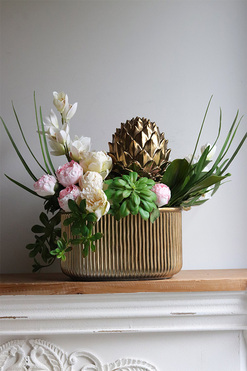 Leotte, kompozycja kwiatowa z karczochem, wym.45x60x30cm