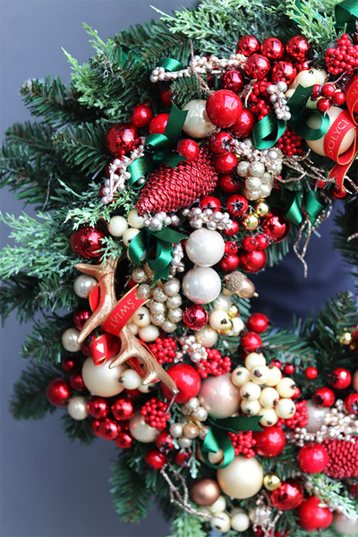 Czerwona Chwila, świąteczny wianek z bombkami, śr.50cm