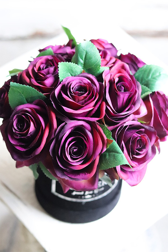 czarny welurowy flowerbox z różami, Veletia, wys.22cm 