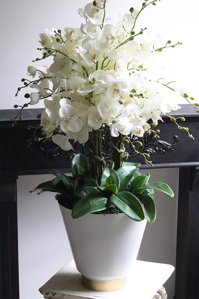 Pale Moon, biały sztuczny storczyk w białej donicy