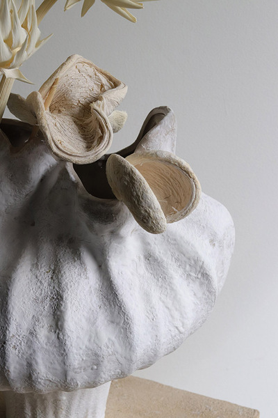 Biała Nimfa, kompozycja kwiatowa w wazonie