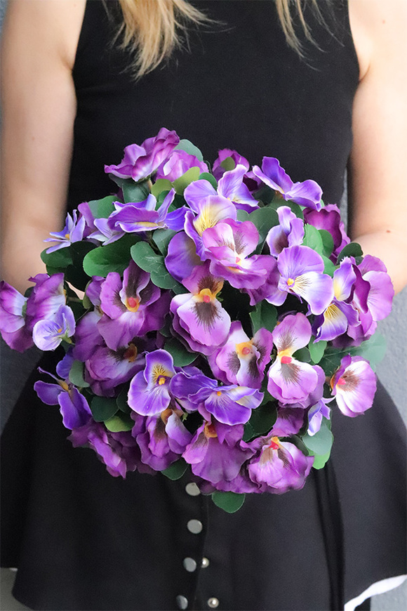 Bratki Violet, fioletowe bratki w naczyniu