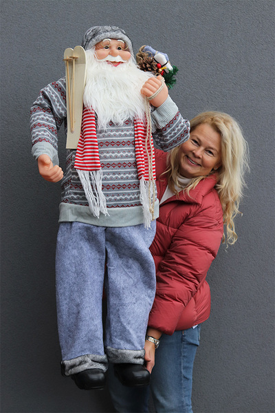 duża figurka / miękki stojący Mikołaj z nartami i szalikiem