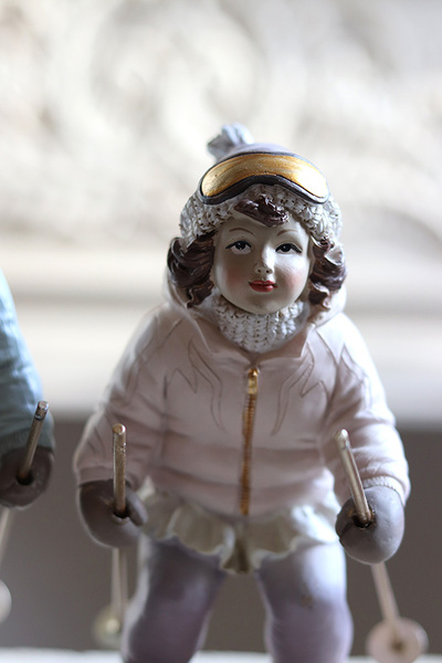 Dzieci Na Nartach A, lalka świąteczna figurka, chłopiec i dziewczynka