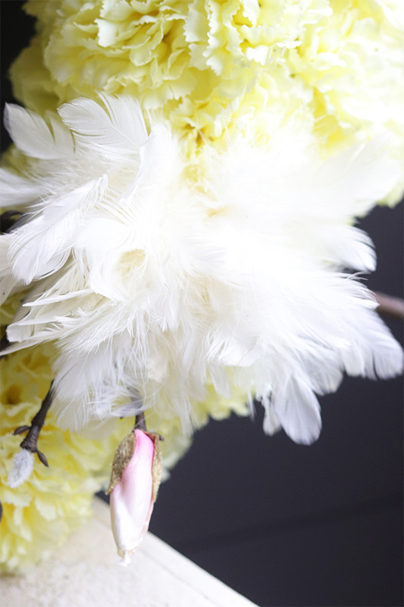 Tweety, żółty wianek dekoracyjny z goździków