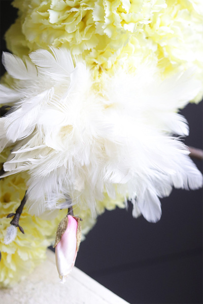 Tweety, żółty wianek dekoracyjny z goździków