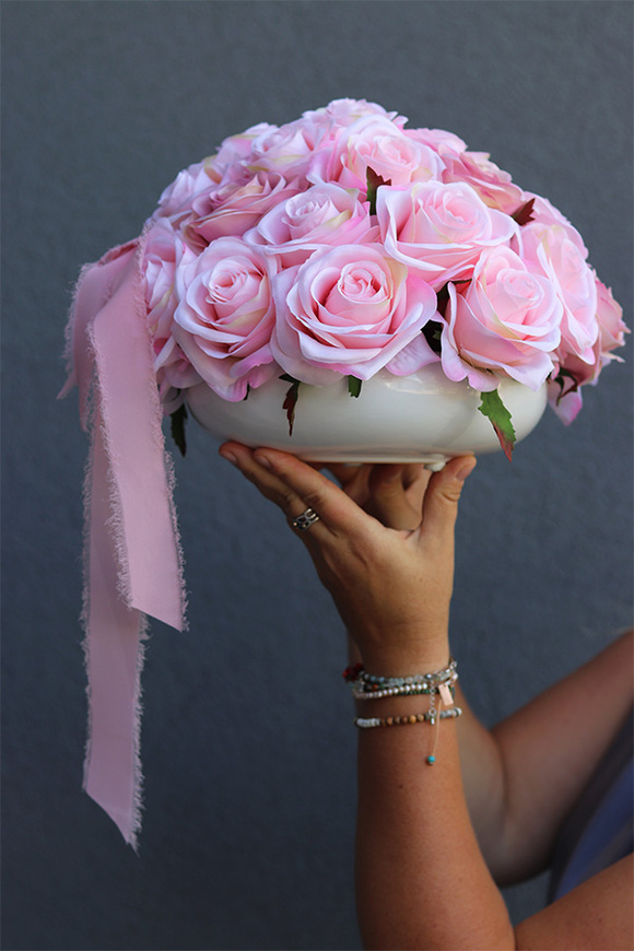 Pink Roses 2, kompozycja kwiatowa w misie