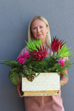 OD RĘKI Fuxja Echmea, kompozycja kwiatowa w metalowej doniczce, wym.53x65cm