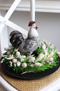 Kogucik Modern, wielkanocny stroik na czarnej tacy, wym.23x30cm   