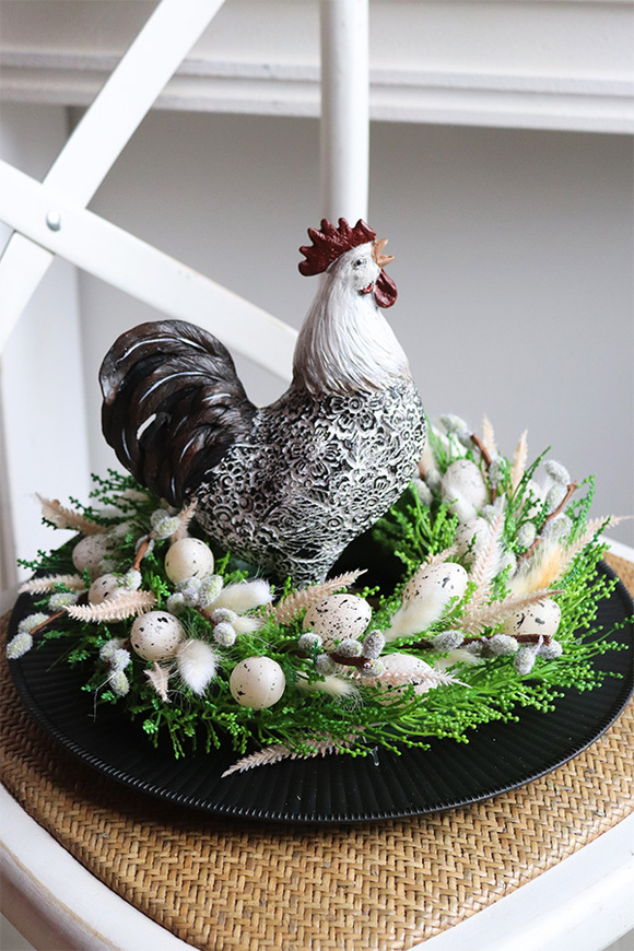 Kogucik Modern, wielkanocny stroik na czarnej tacy