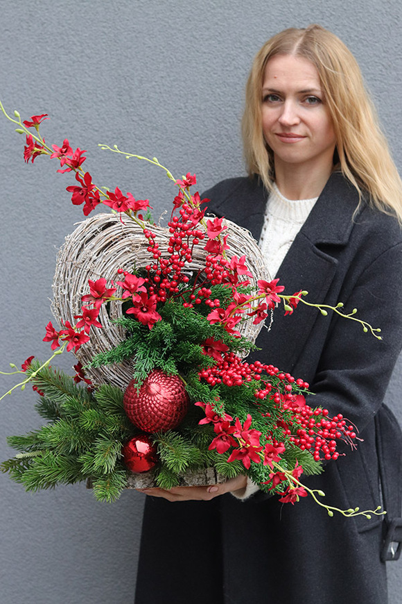 Pasja, zimowa kompozycja nagrobna, wym.58x65x38cm