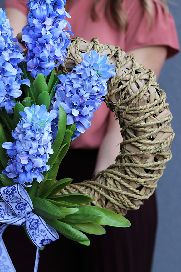 Hiacyntowo, wiosenny wianek na drzwi