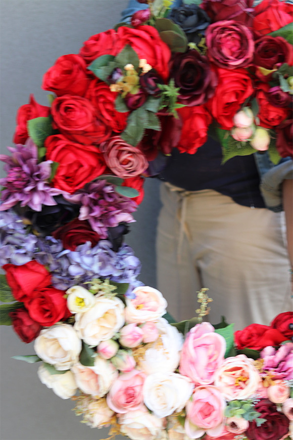 Monaco England, bardzo duży kwiatowy wianek