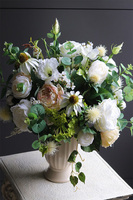 Creamosa Cremona, kompozycja kwiatowa w pucharze