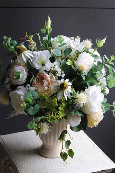 Creamosa Cremona, kompozycja kwiatowa w pucharze