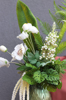 Monaco Leaf, kompozycja kwiatowa w naczyniu