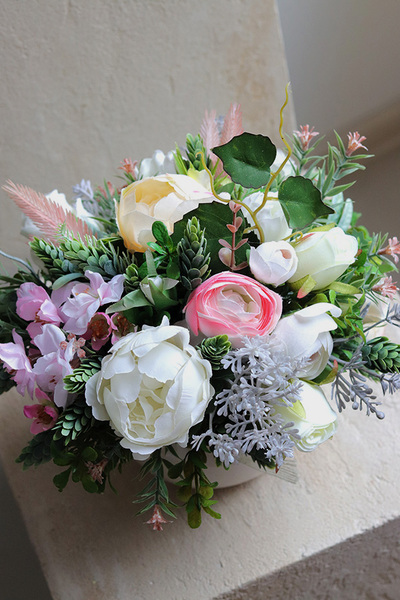 Deluni Terrina, kompozycja kwiatowa z kokardką