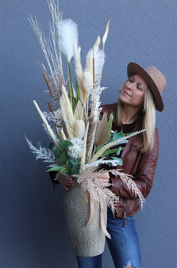 bukiet z suszem w złotym naczyniu, Luxfera Eduardo