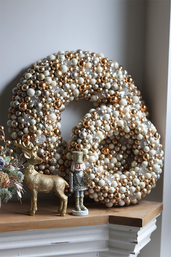 Shining Deluxe Gold, świąteczny wianek z bombek