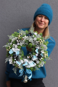 OD RĘKI Blue Christmas, zimowy wianek dekoracyjny, śr.30cm